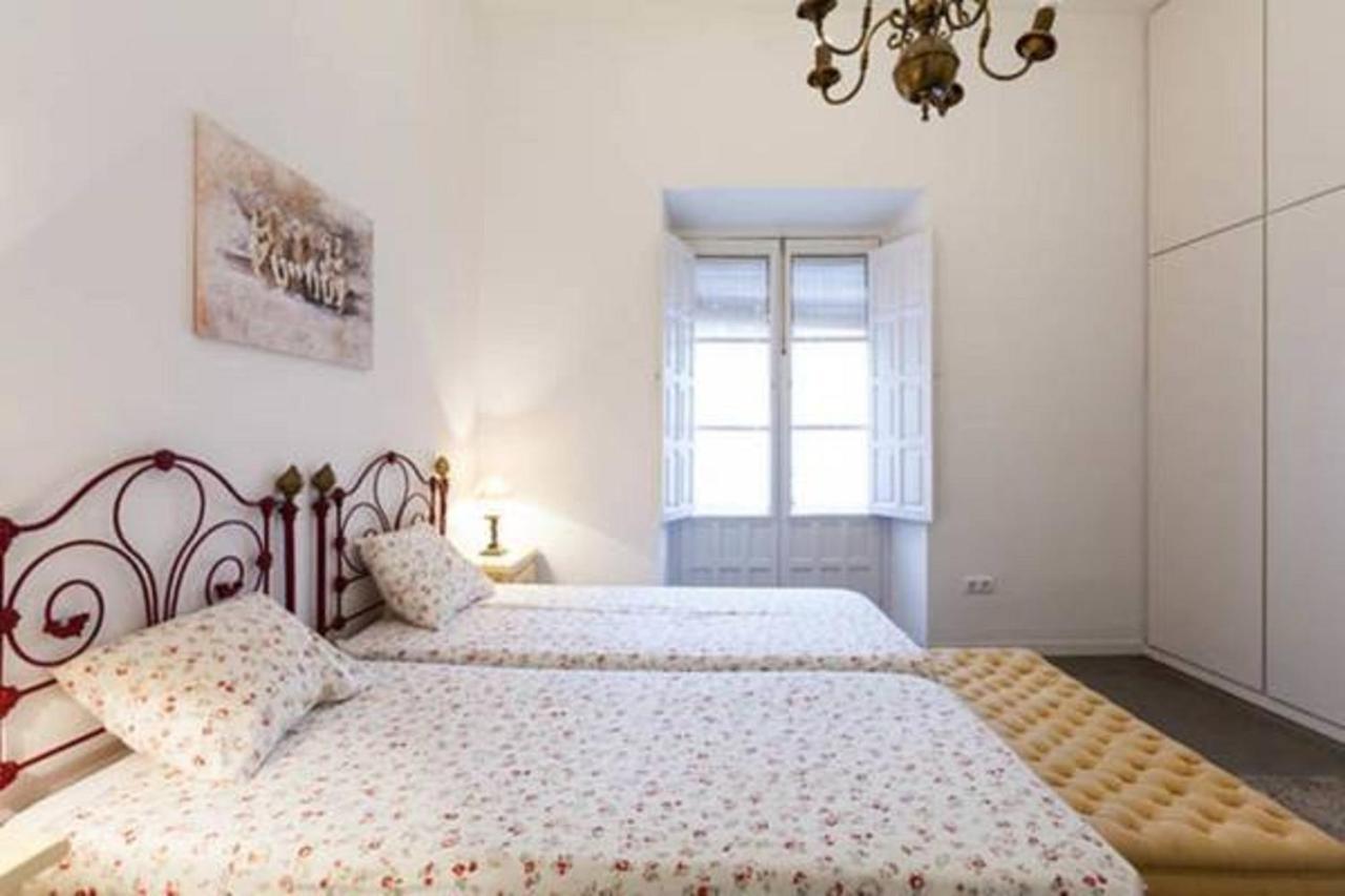 Apartamentos Rg Arenal Seville Bilik gambar