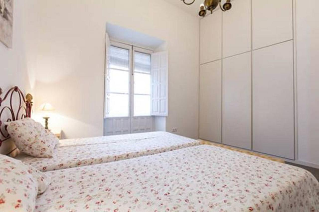 Apartamentos Rg Arenal Seville Bilik gambar